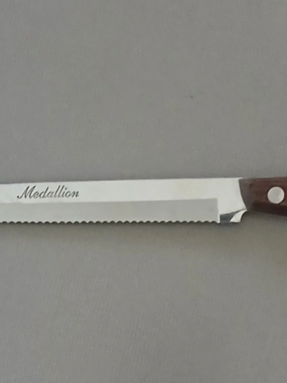 Medallion Stainless Steel Bread or Meat Slicing Knife Full Tang 9
